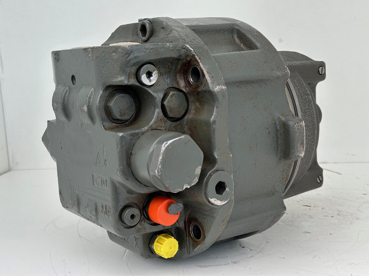 Liebherr Hydraulikeinbaumotor Typ:LH46VE 108. ID-Nr.11428178 . LOS926-1715,R926-1715,R928-1715,R930-1716,R934-1550,R936K-LC,R936K-NLC,R936K-SLC,R938. #11428178.0717# - Reduktor pogona za Građevinski strojevi: slika Liebherr Hydraulikeinbaumotor Typ:LH46VE 108. ID-Nr.11428178 . LOS926-1715,R926-1715,R928-1715,R930-1716,R934-1550,R936K-LC,R936K-NLC,R936K-SLC,R938. #11428178.0717# - Reduktor pogona za Građevinski strojevi Liebherr Hydraulikeinbaumotor Typ:LH46VE 108. ID-Nr.11428178 . LOS926-1715,R926-1715,R928-1715,R930-1716,R934-1550,R936K-LC,R936K-NLC,R936K-SLC,R938. #11428178.0717# - Reduktor pogona za Građevinski strojevi: slika Liebherr Hydraulikeinbaumotor Typ:LH46VE 108. ID-Nr.11428178 . LOS926-1715,R926-1715,R928-1715,R930-1716,R934-1550,R936K-LC,R936K-NLC,R936K-SLC,R938. #11428178.0717# - Reduktor pogona za Građevinski strojevi