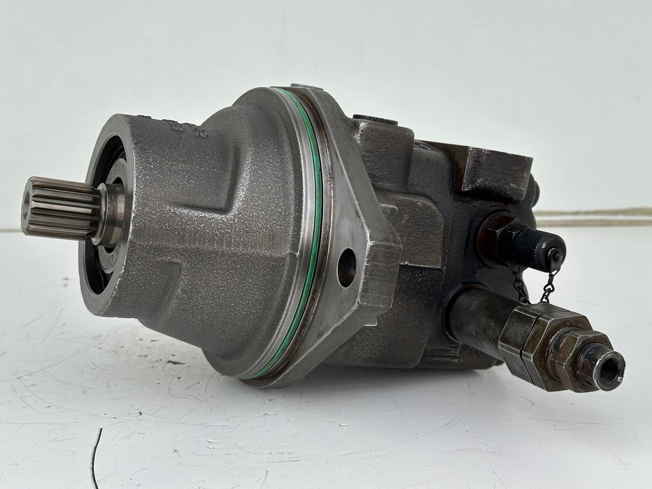 Liebherr Original Hydraulikeinbaumotor FMF045. ID-Nr.12464105. SAT250/287. LH18M, LH22C, LH22M, LH24M, LH26EC, LH26EM, LH26M. #12464105.20985# - Motor okretanja za Građevinski strojevi: slika Liebherr Original Hydraulikeinbaumotor FMF045. ID-Nr.12464105. SAT250/287. LH18M, LH22C, LH22M, LH24M, LH26EC, LH26EM, LH26M. #12464105.20985# - Motor okretanja za Građevinski strojevi Liebherr Original Hydraulikeinbaumotor FMF045. ID-Nr.12464105. SAT250/287. LH18M, LH22C, LH22M, LH24M, LH26EC, LH26EM, LH26M. #12464105.20985# - Motor okretanja za Građevinski strojevi: slika Liebherr Original Hydraulikeinbaumotor FMF045. ID-Nr.12464105. SAT250/287. LH18M, LH22C, LH22M, LH24M, LH26EC, LH26EM, LH26M. #12464105.20985# - Motor okretanja za Građevinski strojevi