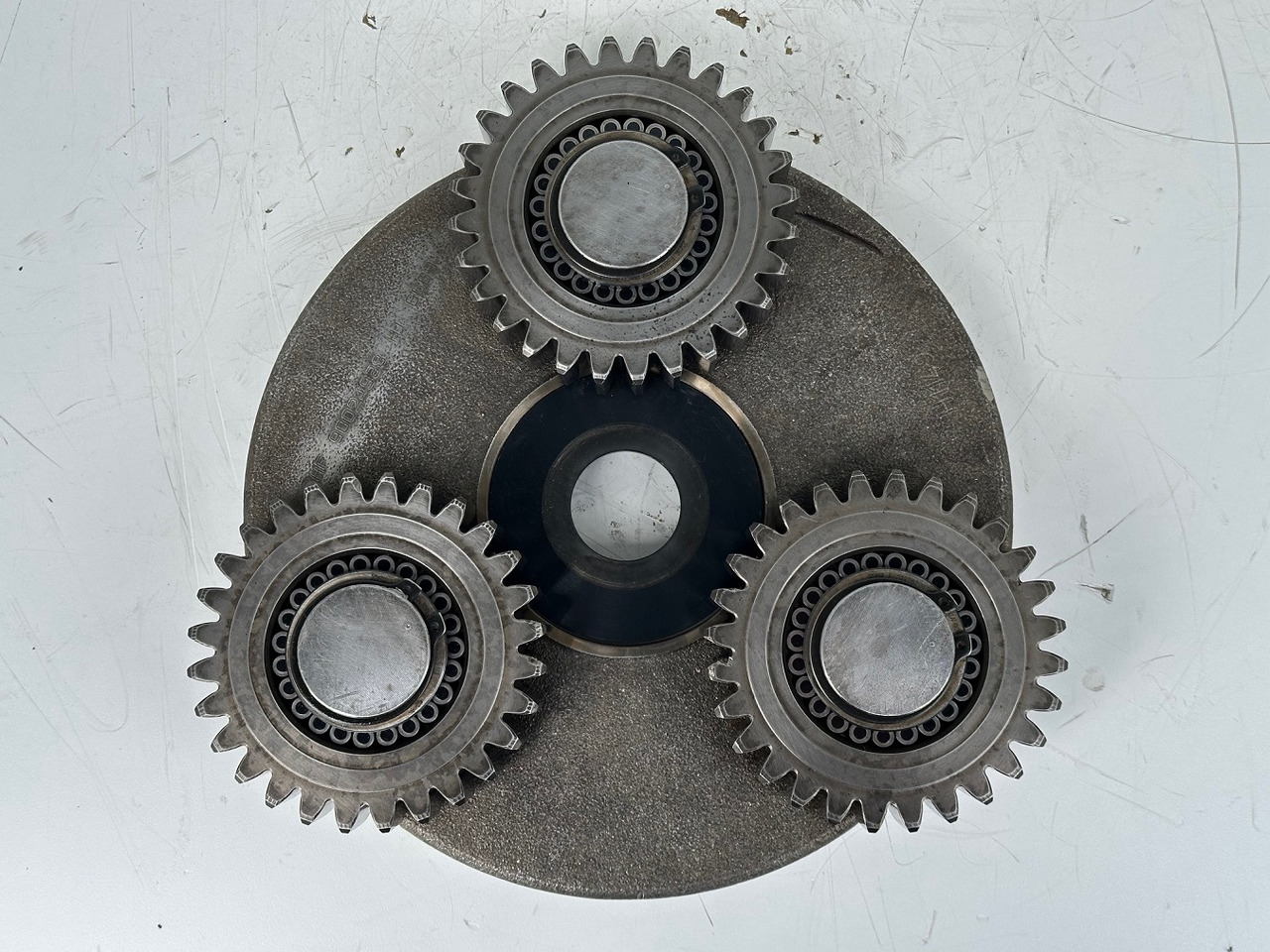 Liebherr Planetenträger ID-Nr.90024938 mit Planetenräder ID-Nr.90024939. FAT400P112 -FAT400P130 - FAT400P139. LO1936,LOS926,R926,R928,R930,R934,R936,R940,R944,R946,R950 T. #H1.6569.90024939# - Reduktor pogona za Bager gusjeničar: slika Liebherr Planetenträger ID-Nr.90024938 mit Planetenräder ID-Nr.90024939. FAT400P112 -FAT400P130 - FAT400P139. LO1936,LOS926,R926,R928,R930,R934,R936,R940,R944,R946,R950 T. #H1.6569.90024939# - Reduktor pogona za Bager gusjeničar Liebherr Planetenträger ID-Nr.90024938 mit Planetenräder ID-Nr.90024939. FAT400P112 -FAT400P130 - FAT400P139. LO1936,LOS926,R926,R928,R930,R934,R936,R940,R944,R946,R950 T. #H1.6569.90024939# - Reduktor pogona za Bager gusjeničar: slika Liebherr Planetenträger ID-Nr.90024938 mit Planetenräder ID-Nr.90024939. FAT400P112 -FAT400P130 - FAT400P139. LO1936,LOS926,R926,R928,R930,R934,R936,R940,R944,R946,R950 T. #H1.6569.90024939# - Reduktor pogona za Bager gusjeničar