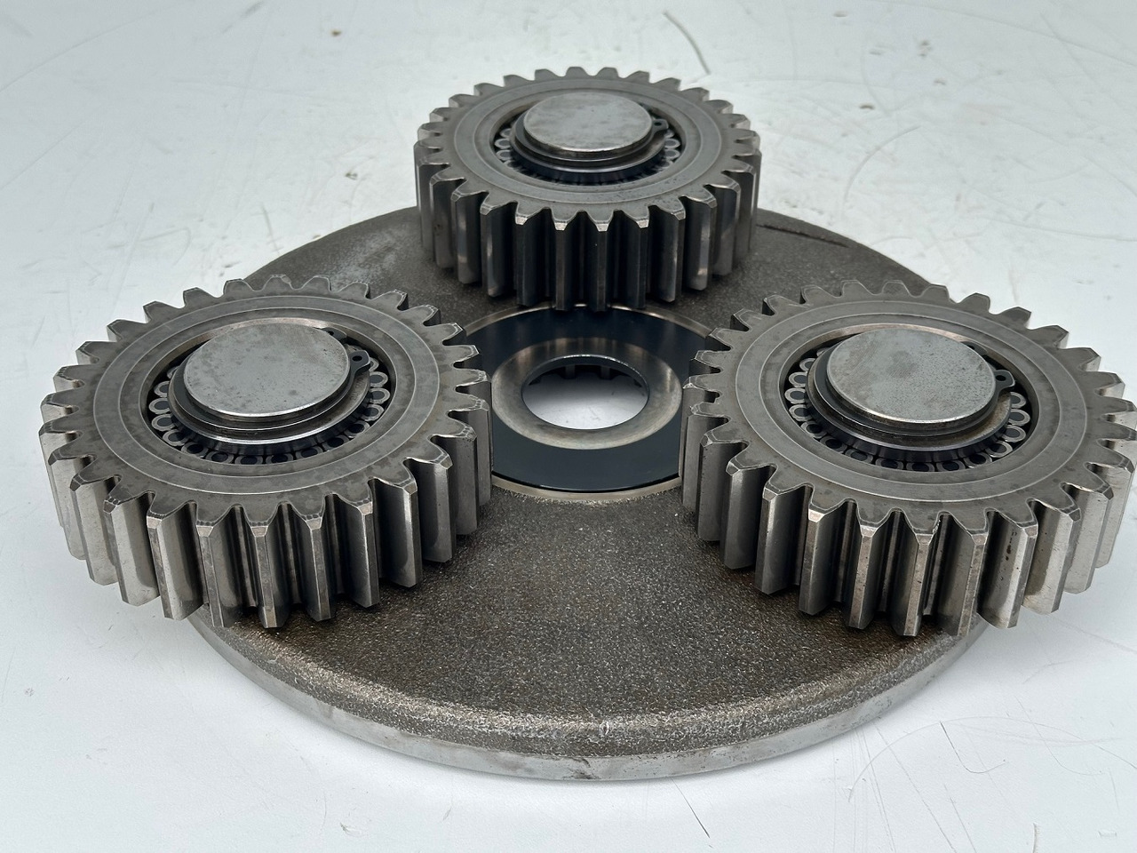 Liebherr Planetenträger ID-Nr.90024938 mit Planetenräder ID-Nr.90024939. FAT400P112 -FAT400P130 - FAT400P139. LO1936,LOS926,R926,R928,R930,R934,R936,R940,R944,R946,R950 T. #H1.6569.90024939# - Reduktor pogona za Bager gusjeničar: slika Liebherr Planetenträger ID-Nr.90024938 mit Planetenräder ID-Nr.90024939. FAT400P112 -FAT400P130 - FAT400P139. LO1936,LOS926,R926,R928,R930,R934,R936,R940,R944,R946,R950 T. #H1.6569.90024939# - Reduktor pogona za Bager gusjeničar Liebherr Planetenträger ID-Nr.90024938 mit Planetenräder ID-Nr.90024939. FAT400P112 -FAT400P130 - FAT400P139. LO1936,LOS926,R926,R928,R930,R934,R936,R940,R944,R946,R950 T. #H1.6569.90024939# - Reduktor pogona za Bager gusjeničar: slika Liebherr Planetenträger ID-Nr.90024938 mit Planetenräder ID-Nr.90024939. FAT400P112 -FAT400P130 - FAT400P139. LO1936,LOS926,R926,R928,R930,R934,R936,R940,R944,R946,R950 T. #H1.6569.90024939# - Reduktor pogona za Bager gusjeničar