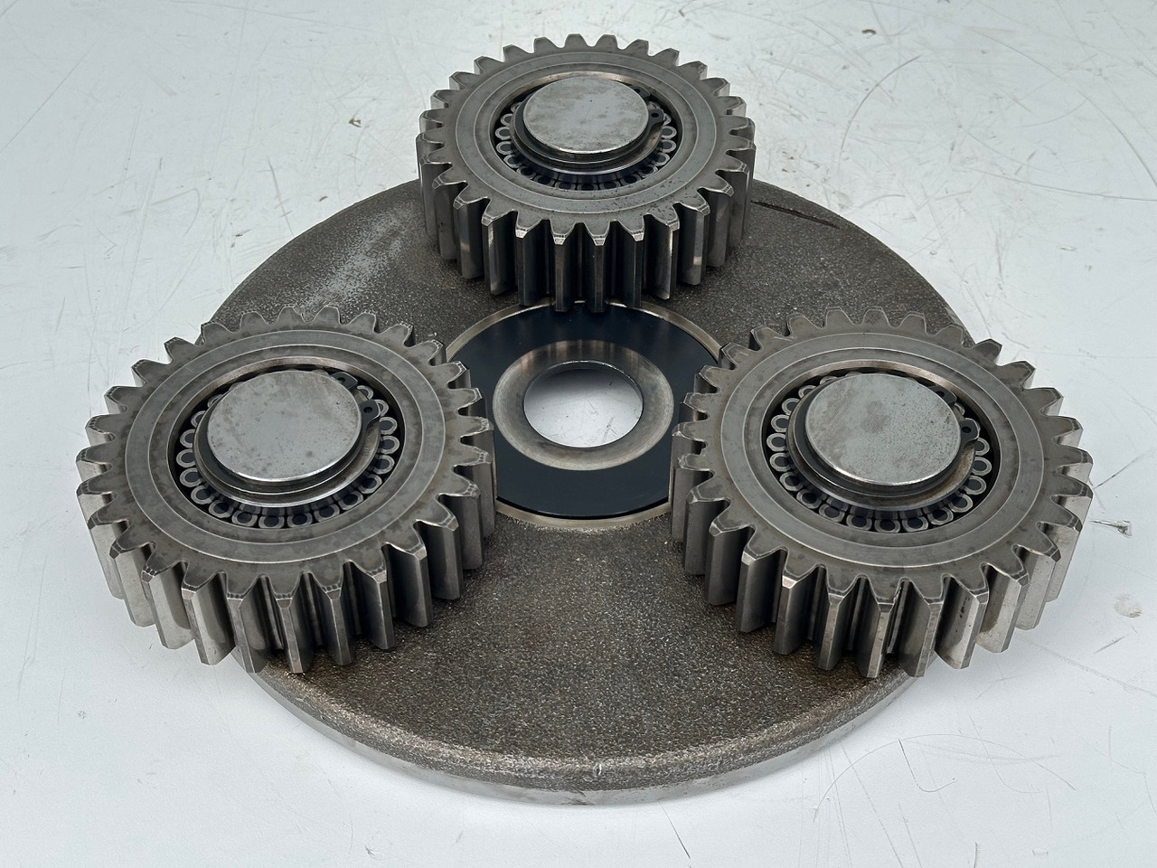 Liebherr Planetenträger ID-Nr.90024938 mit Planetenräder ID-Nr.90024939. FAT400P112 -FAT400P130 - FAT400P139. LO1936,LOS926,R926,R928,R930,R934,R936,R940,R944,R946,R950 T. #H1.6569.90024939# - Reduktor pogona za Bager gusjeničar: slika Liebherr Planetenträger ID-Nr.90024938 mit Planetenräder ID-Nr.90024939. FAT400P112 -FAT400P130 - FAT400P139. LO1936,LOS926,R926,R928,R930,R934,R936,R940,R944,R946,R950 T. #H1.6569.90024939# - Reduktor pogona za Bager gusjeničar Liebherr Planetenträger ID-Nr.90024938 mit Planetenräder ID-Nr.90024939. FAT400P112 -FAT400P130 - FAT400P139. LO1936,LOS926,R926,R928,R930,R934,R936,R940,R944,R946,R950 T. #H1.6569.90024939# - Reduktor pogona za Bager gusjeničar: slika Liebherr Planetenträger ID-Nr.90024938 mit Planetenräder ID-Nr.90024939. FAT400P112 -FAT400P130 - FAT400P139. LO1936,LOS926,R926,R928,R930,R934,R936,R940,R944,R946,R950 T. #H1.6569.90024939# - Reduktor pogona za Bager gusjeničar