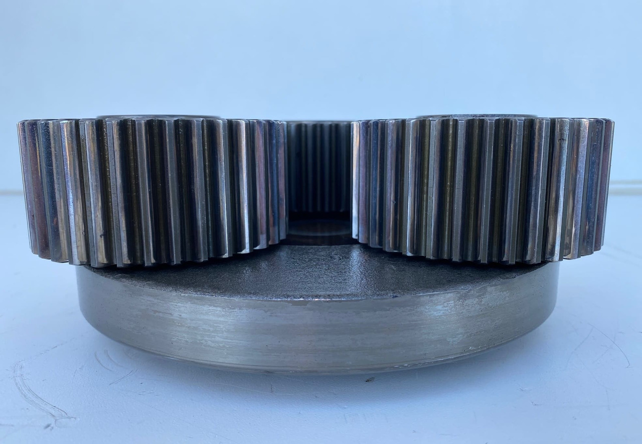 Liebherr Planetenträger ID-Nr.970559601 mit Planetenrad ID-Nr.944305703 - ID-Nr.90213986. A900,A904,A913 COMP,A914 COMP,A914,A916 COMP,A916,A918 COMP,A918,A920,A922 RAIL A924 RAIL,LH18,LH22,LH24,LH2 - Motor okretanja za Građevinski strojevi: slika Liebherr Planetenträger ID-Nr.970559601 mit Planetenrad ID-Nr.944305703 - ID-Nr.90213986. A900,A904,A913 COMP,A914 COMP,A914,A916 COMP,A916,A918 COMP,A918,A920,A922 RAIL A924 RAIL,LH18,LH22,LH24,LH2 - Motor okretanja za Građevinski strojevi Liebherr Planetenträger ID-Nr.970559601 mit Planetenrad ID-Nr.944305703 - ID-Nr.90213986. A900,A904,A913 COMP,A914 COMP,A914,A916 COMP,A916,A918 COMP,A918,A920,A922 RAIL A924 RAIL,LH18,LH22,LH24,LH2 - Motor okretanja za Građevinski strojevi: slika Liebherr Planetenträger ID-Nr.970559601 mit Planetenrad ID-Nr.944305703 - ID-Nr.90213986. A900,A904,A913 COMP,A914 COMP,A914,A916 COMP,A916,A918 COMP,A918,A920,A922 RAIL A924 RAIL,LH18,LH22,LH24,LH2 - Motor okretanja za Građevinski strojevi