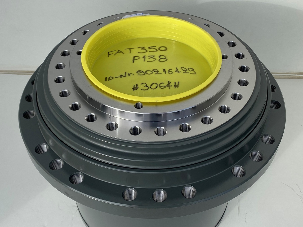 Original Liebherr Fahrantrieb Typ: FAT350P138 mit ID-Nr.90216427 - ID-Nr.90216428 - ID-Nr.90216429. LO1926, LOS926, R922, R924, R926, R930. #90216428.3064# - Reduktor pogona za Građevinski strojevi: slika Original Liebherr Fahrantrieb Typ: FAT350P138 mit ID-Nr.90216427 - ID-Nr.90216428 - ID-Nr.90216429. LO1926, LOS926, R922, R924, R926, R930. #90216428.3064# - Reduktor pogona za Građevinski strojevi Original Liebherr Fahrantrieb Typ: FAT350P138 mit ID-Nr.90216427 - ID-Nr.90216428 - ID-Nr.90216429. LO1926, LOS926, R922, R924, R926, R930. #90216428.3064# - Reduktor pogona za Građevinski strojevi: slika Original Liebherr Fahrantrieb Typ: FAT350P138 mit ID-Nr.90216427 - ID-Nr.90216428 - ID-Nr.90216429. LO1926, LOS926, R922, R924, R926, R930. #90216428.3064# - Reduktor pogona za Građevinski strojevi