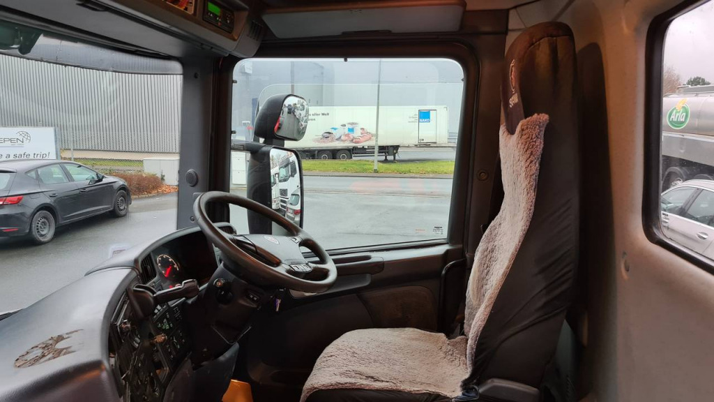 Interior photo 2: Kamion-šasija Scania P 400 6x2  RECHTSLENKER(Nr. 5018)