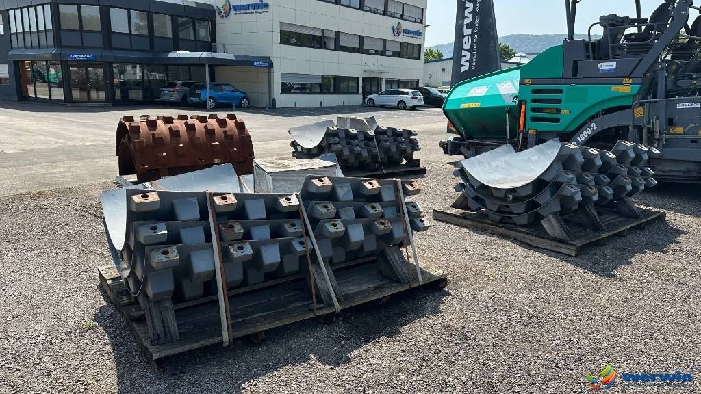 Hamm HAMM + VOLVO Stampffußschalen - Rezervni dijelovi za Valjak: slika Hamm HAMM + VOLVO Stampffußschalen - Rezervni dijelovi za Valjak Hamm HAMM + VOLVO Stampffußschalen - Rezervni dijelovi za Valjak: slika Hamm HAMM + VOLVO Stampffußschalen - Rezervni dijelovi za Valjak