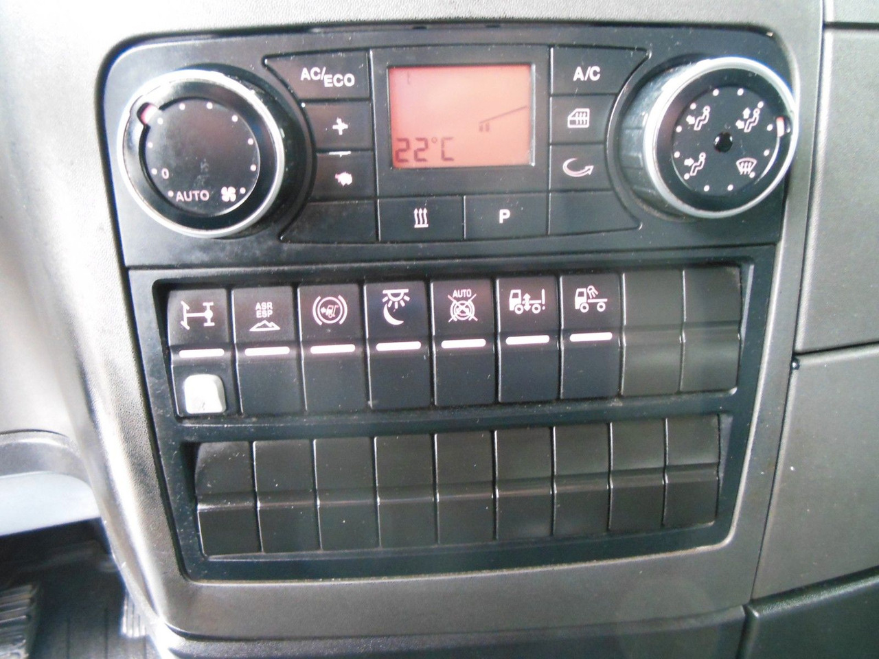 Interior photo 1: Tegljač MAN TGX 18.480 LLS-U, LOWDECK + KRONE MEGA MAN TGX 18.480 LLS-U, LOWDECK Interior photo 1: Tegljač MAN TGX 18.480 LLS-U, LOWDECK + KRONE MEGA MAN TGX 18.480 LLS-U, LOWDECK