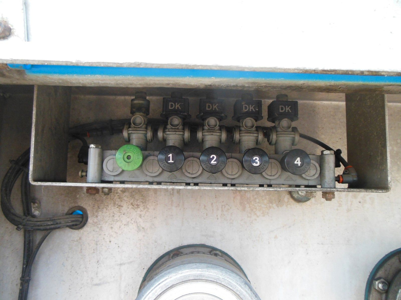 WILLIG/HALLER/HLS 240.45/2,NPC 04, 4 KAMMER - Poluprikolica cisterna: slika WILLIG/HALLER/HLS 240.45/2,NPC 04, 4 KAMMER - Poluprikolica cisterna WILLIG/HALLER/HLS 240.45/2,NPC 04, 4 KAMMER - Poluprikolica cisterna: slika WILLIG/HALLER/HLS 240.45/2,NPC 04, 4 KAMMER - Poluprikolica cisterna