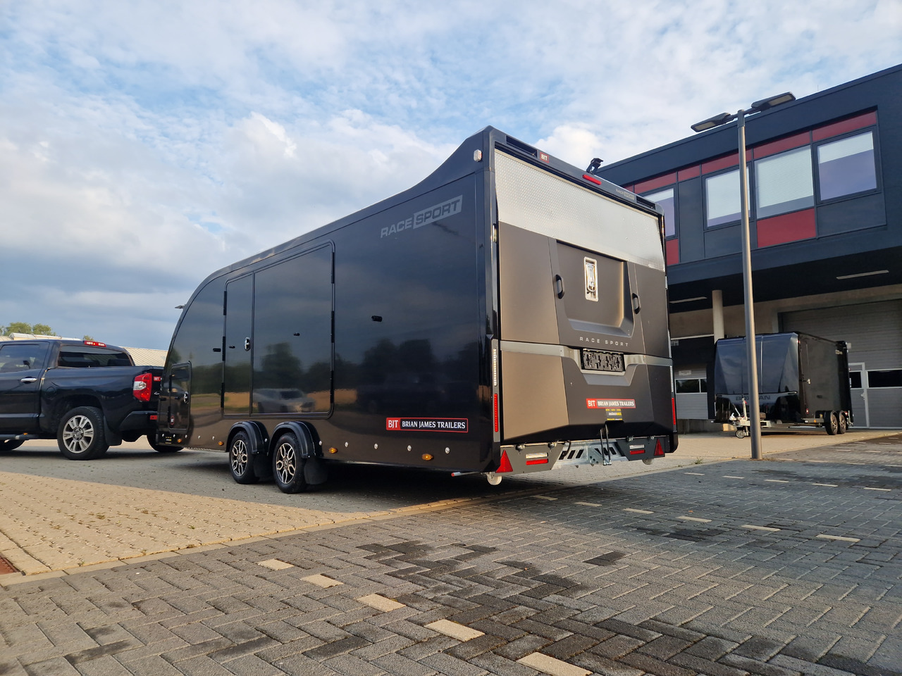 BJT Race Sport 550x210x188cm blackline E Winde Kamera 3500kg - Prikolica za prijevoz automobila: slika BJT Race Sport 550x210x188cm blackline E Winde Kamera 3500kg - Prikolica za prijevoz automobila BJT Race Sport 550x210x188cm blackline E Winde Kamera 3500kg - Prikolica za prijevoz automobila: slika BJT Race Sport 550x210x188cm blackline E Winde Kamera 3500kg - Prikolica za prijevoz automobila