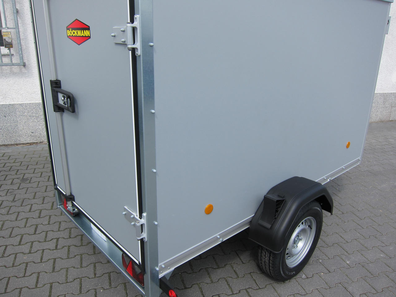 Böckmann Koffer KT 2513/135 251x130x152cm grau (S) 1350kg AKTION Modell 24 - Prikolica sa zatvorenim sandukom: slika Böckmann Koffer KT 2513/135 251x130x152cm grau (S) 1350kg AKTION Modell 24 - Prikolica sa zatvorenim sandukom Böckmann Koffer KT 2513/135 251x130x152cm grau (S) 1350kg AKTION Modell 24 - Prikolica sa zatvorenim sandukom: slika Böckmann Koffer KT 2513/135 251x130x152cm grau (S) 1350kg AKTION Modell 24 - Prikolica sa zatvorenim sandukom