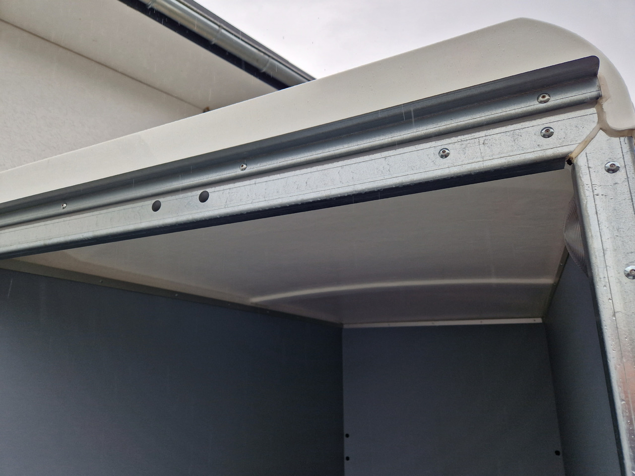 Böckmann Koffer KT 2513/135 F 251x130x150cm weiß Heckrampe V Deichsel 1350kg - Prikolica sa zatvorenim sandukom: slika Böckmann Koffer KT 2513/135 F 251x130x150cm weiß Heckrampe V Deichsel 1350kg - Prikolica sa zatvorenim sandukom Böckmann Koffer KT 2513/135 F 251x130x150cm weiß Heckrampe V Deichsel 1350kg - Prikolica sa zatvorenim sandukom: slika Böckmann Koffer KT 2513/135 F 251x130x150cm weiß Heckrampe V Deichsel 1350kg - Prikolica sa zatvorenim sandukom
