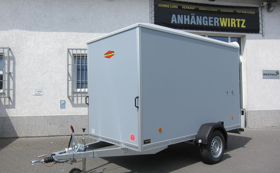 Böckmann Koffer KT 3015/150 M grau 301x150x182cm (M) 1500kg - Prikolica sa zatvorenim sandukom: slika Böckmann Koffer KT 3015/150 M grau 301x150x182cm (M) 1500kg - Prikolica sa zatvorenim sandukom Böckmann Koffer KT 3015/150 M grau 301x150x182cm (M) 1500kg - Prikolica sa zatvorenim sandukom: slika Böckmann Koffer KT 3015/150 M grau 301x150x182cm (M) 1500kg - Prikolica sa zatvorenim sandukom