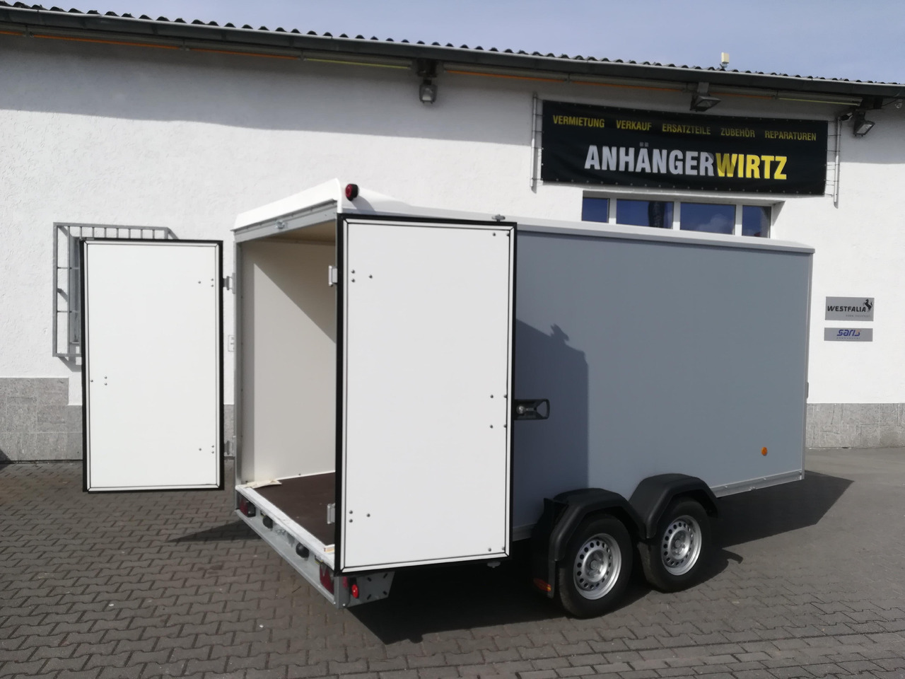 Böckmann Koffer KT 4018/27 M grau 400x185x182cm (XL) 2700kg - Prikolica sa zatvorenim sandukom: slika Böckmann Koffer KT 4018/27 M grau 400x185x182cm (XL) 2700kg - Prikolica sa zatvorenim sandukom Böckmann Koffer KT 4018/27 M grau 400x185x182cm (XL) 2700kg - Prikolica sa zatvorenim sandukom: slika Böckmann Koffer KT 4018/27 M grau 400x185x182cm (XL) 2700kg - Prikolica sa zatvorenim sandukom