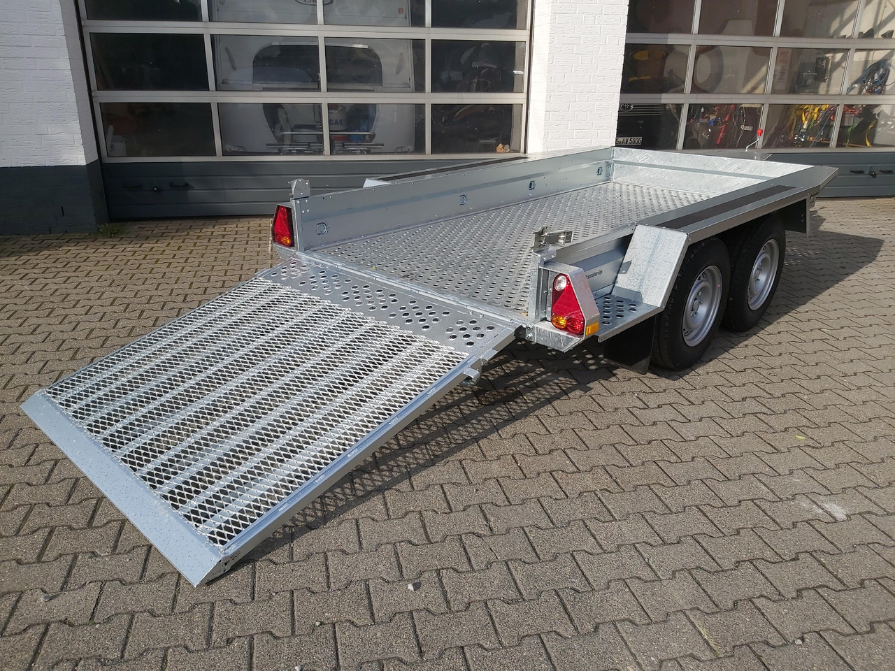 Brenderup Maschinentransporter MT 3080 STF 308x152x25cm Stahllochboden 3000kg - Prikolica za radne strojeve: slika Brenderup Maschinentransporter MT 3080 STF 308x152x25cm Stahllochboden 3000kg - Prikolica za radne strojeve Brenderup Maschinentransporter MT 3080 STF 308x152x25cm Stahllochboden 3000kg - Prikolica za radne strojeve: slika Brenderup Maschinentransporter MT 3080 STF 308x152x25cm Stahllochboden 3000kg - Prikolica za radne strojeve