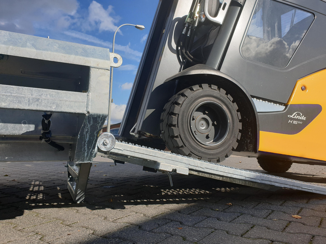 HULCO TERRAX Aluboden 294x150x27cm Heckrampe 150cm (M) 3500kg - Prikolica za radne strojeve: slika HULCO TERRAX Aluboden 294x150x27cm Heckrampe 150cm (M) 3500kg - Prikolica za radne strojeve HULCO TERRAX Aluboden 294x150x27cm Heckrampe 150cm (M) 3500kg - Prikolica za radne strojeve: slika HULCO TERRAX Aluboden 294x150x27cm Heckrampe 150cm (M) 3500kg - Prikolica za radne strojeve