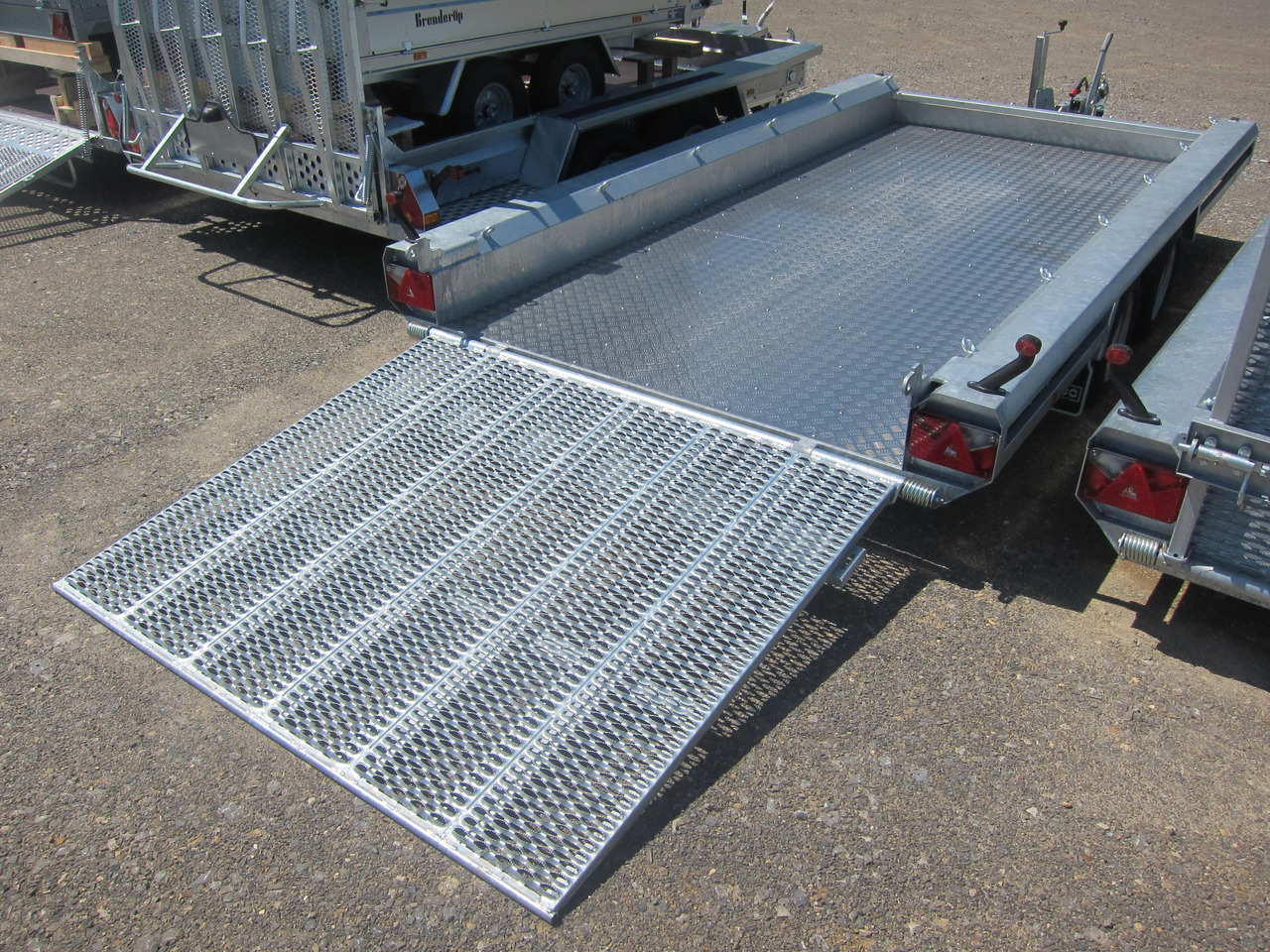 HULCO TERRAX Aluboden 394x180x27cm Heckrampe 150cm (XL) 3000kg - Prikolica za radne strojeve: slika HULCO TERRAX Aluboden 394x180x27cm Heckrampe 150cm (XL) 3000kg - Prikolica za radne strojeve HULCO TERRAX Aluboden 394x180x27cm Heckrampe 150cm (XL) 3000kg - Prikolica za radne strojeve: slika HULCO TERRAX Aluboden 394x180x27cm Heckrampe 150cm (XL) 3000kg - Prikolica za radne strojeve