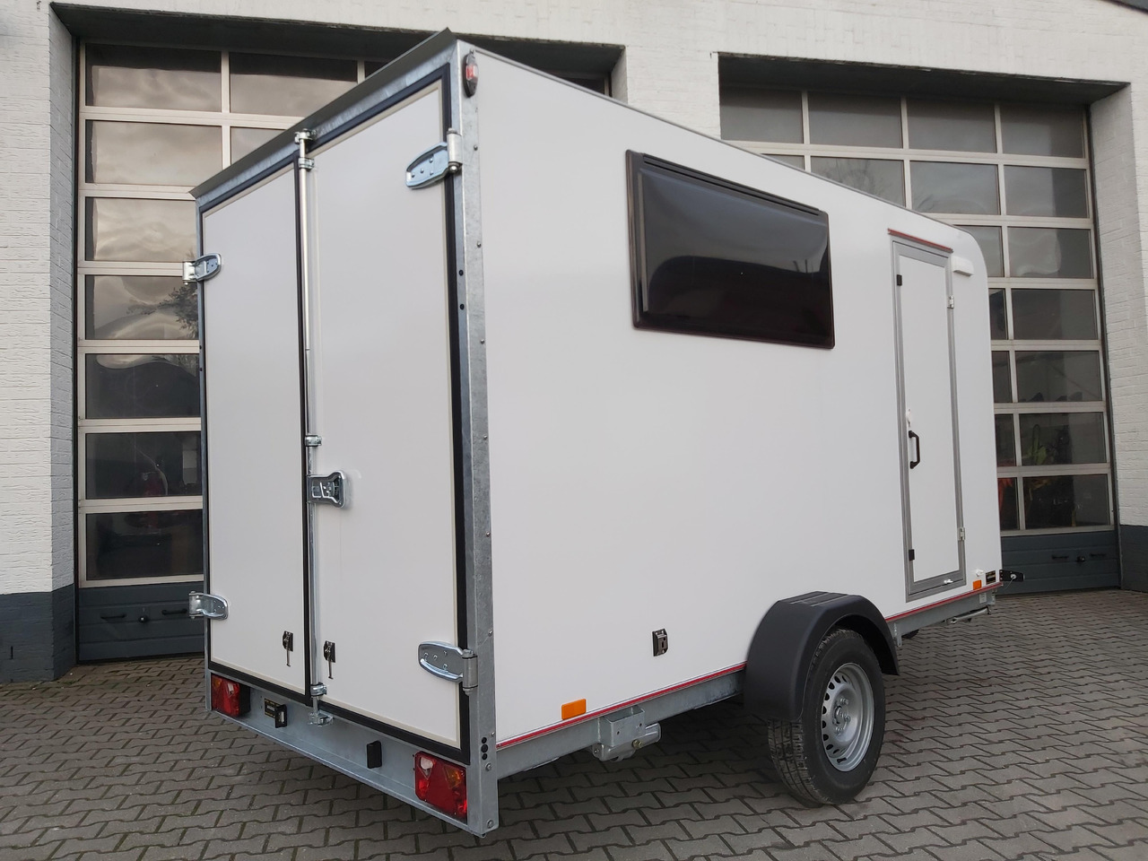 Kamp prikolica Koffer Sport Camp TFS 360.00 360x180x190cm aero Seitentür 2 Fenster+ DL IL 230V 1300kg 100km/H: slika Kamp prikolica Koffer Sport Camp TFS 360.00 360x180x190cm aero Seitentür 2 Fenster+ DL IL 230V 1300kg 100km/H