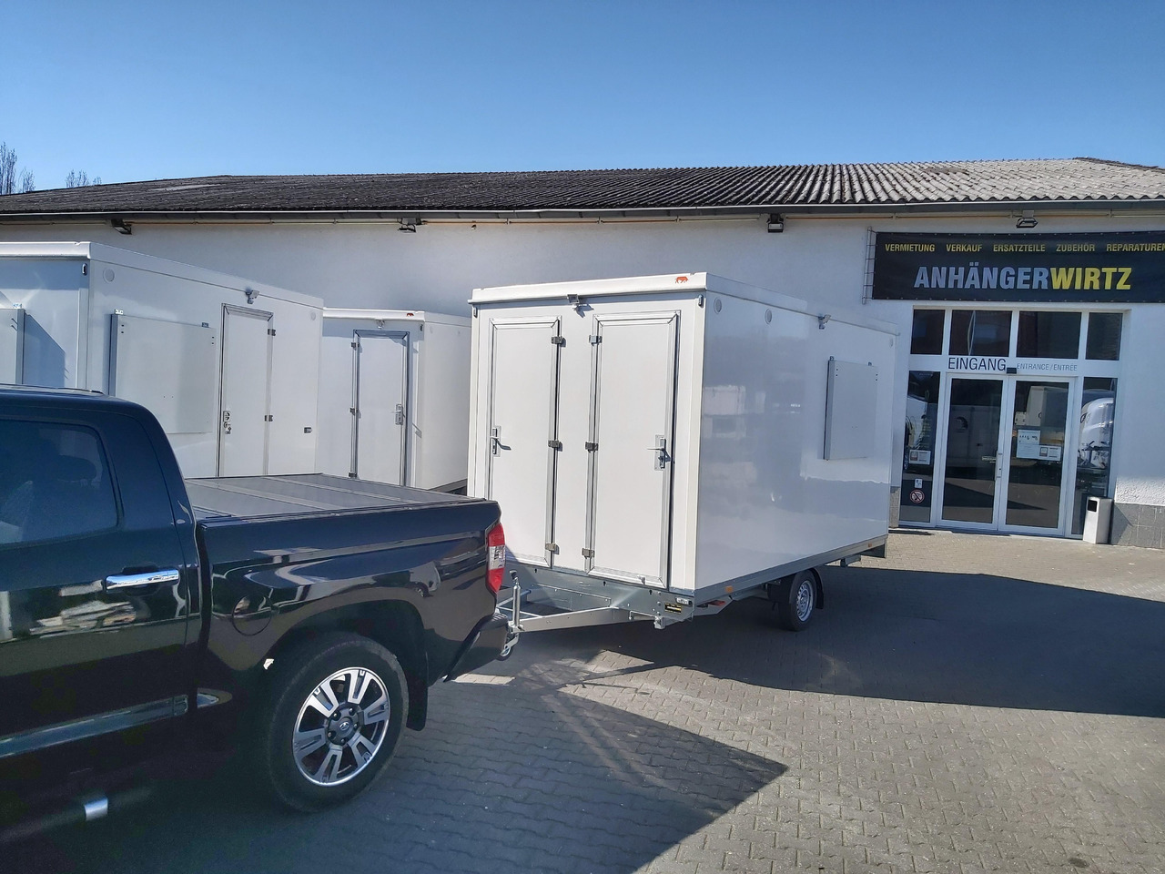 Mobiles Büro 410x220x220cm Tür + 3 Fenster + WC Raum + Stauraum (XL) 1200kg - Prikolica sa zatvorenim sandukom: slika Mobiles Büro 410x220x220cm Tür + 3 Fenster + WC Raum + Stauraum (XL) 1200kg - Prikolica sa zatvorenim sandukom Mobiles Büro 410x220x220cm Tür + 3 Fenster + WC Raum + Stauraum (XL) 1200kg - Prikolica sa zatvorenim sandukom: slika Mobiles Büro 410x220x220cm Tür + 3 Fenster + WC Raum + Stauraum (XL) 1200kg - Prikolica sa zatvorenim sandukom