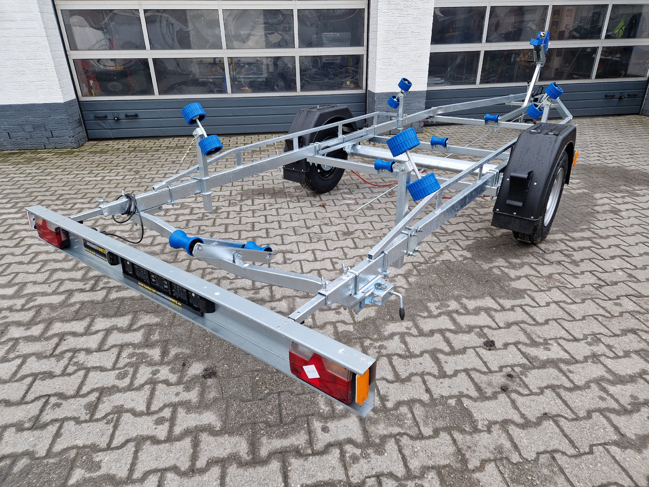 Neptun Bootstrailer Navy GN 231 1300 mit Winde 1300kg Modell 2024 - Prikolica za plovila: slika Neptun Bootstrailer Navy GN 231 1300 mit Winde 1300kg Modell 2024 - Prikolica za plovila Neptun Bootstrailer Navy GN 231 1300 mit Winde 1300kg Modell 2024 - Prikolica za plovila: slika Neptun Bootstrailer Navy GN 231 1300 mit Winde 1300kg Modell 2024 - Prikolica za plovila