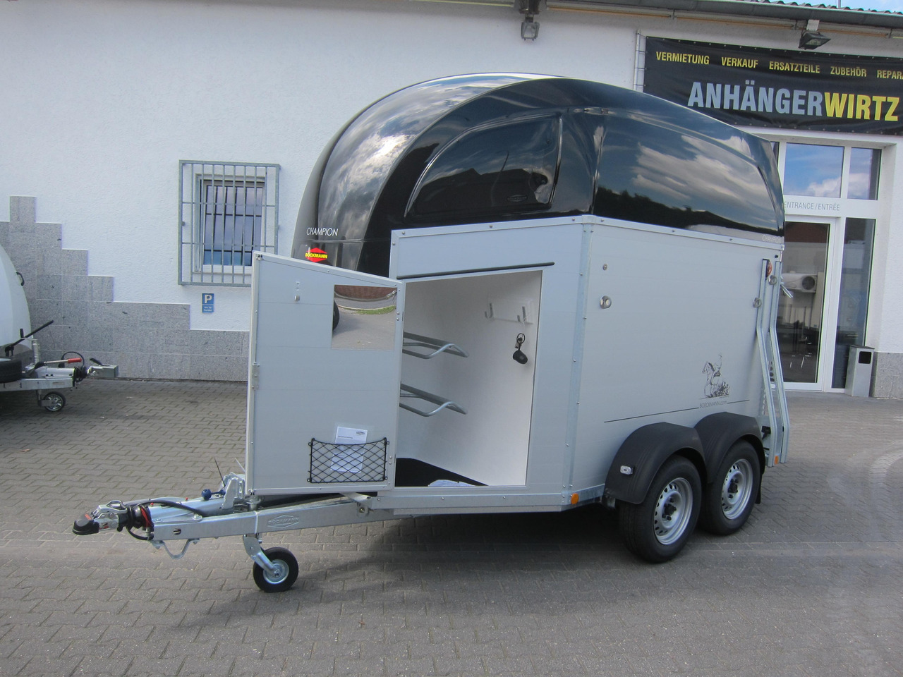 Pferdeanhänger Böckmann Champion R 165 Western Sattelkammer blackline 2400kg CFF 100 km/H Modell 22 - Prikolica za konje: slika Pferdeanhänger Böckmann Champion R 165 Western Sattelkammer blackline 2400kg CFF 100 km/H Modell 22 - Prikolica za konje Pferdeanhänger Böckmann Champion R 165 Western Sattelkammer blackline 2400kg CFF 100 km/H Modell 22 - Prikolica za konje: slika Pferdeanhänger Böckmann Champion R 165 Western Sattelkammer blackline 2400kg CFF 100 km/H Modell 22 - Prikolica za konje