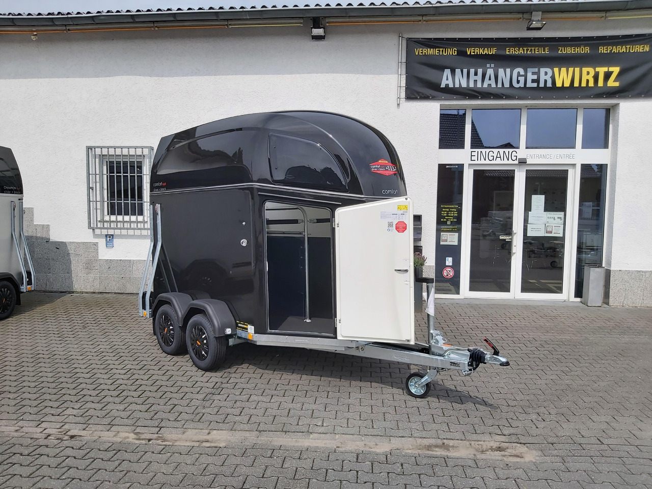Pferdeanhänger Böckmann Comfort Esprit black Set Sattelkammer Trittschutz 100km/H 2400kg Modell 2024 - Prikolica za konje: slika Pferdeanhänger Böckmann Comfort Esprit black Set Sattelkammer Trittschutz 100km/H 2400kg Modell 2024 - Prikolica za konje Pferdeanhänger Böckmann Comfort Esprit black Set Sattelkammer Trittschutz 100km/H 2400kg Modell 2024 - Prikolica za konje: slika Pferdeanhänger Böckmann Comfort Esprit black Set Sattelkammer Trittschutz 100km/H 2400kg Modell 2024 - Prikolica za konje