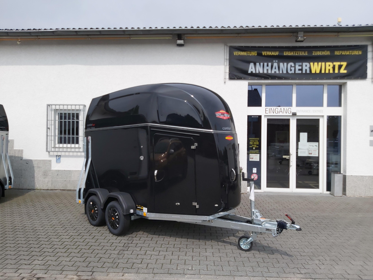Pferdeanhänger Böckmann Comfort Esprit black Set Sattelkammer Trittschutz 100km/H 2400kg Modell 2024 - Prikolica za konje: slika Pferdeanhänger Böckmann Comfort Esprit black Set Sattelkammer Trittschutz 100km/H 2400kg Modell 2024 - Prikolica za konje Pferdeanhänger Böckmann Comfort Esprit black Set Sattelkammer Trittschutz 100km/H 2400kg Modell 2024 - Prikolica za konje: slika Pferdeanhänger Böckmann Comfort Esprit black Set Sattelkammer Trittschutz 100km/H 2400kg Modell 2024 - Prikolica za konje