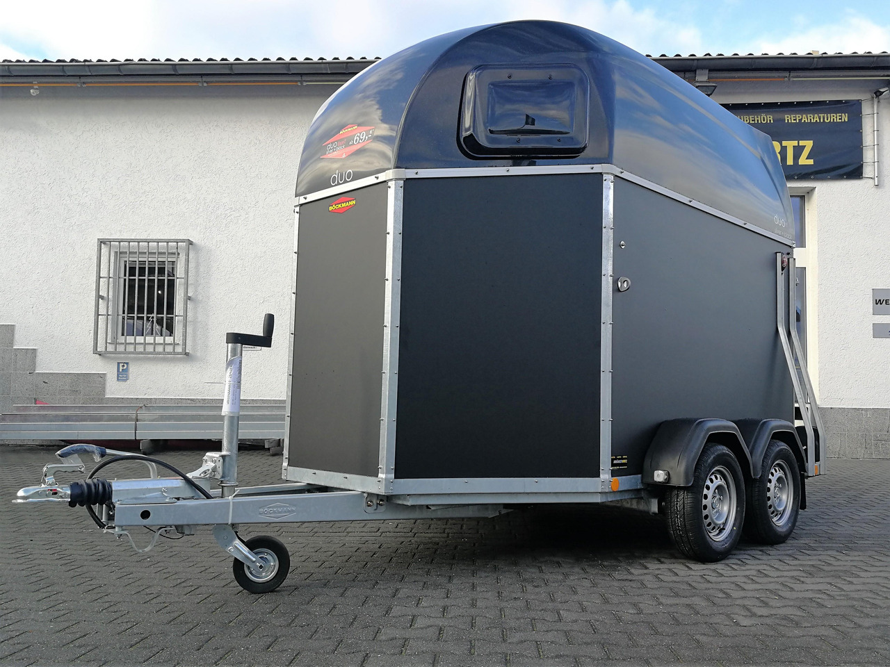 Pferdeanhänger Böckmann DUO Esprit silver black Haube schwarz 2400kg Modell 2024 - Prikolica za konje: slika Pferdeanhänger Böckmann DUO Esprit silver black Haube schwarz 2400kg Modell 2024 - Prikolica za konje Pferdeanhänger Böckmann DUO Esprit silver black Haube schwarz 2400kg Modell 2024 - Prikolica za konje: slika Pferdeanhänger Böckmann DUO Esprit silver black Haube schwarz 2400kg Modell 2024 - Prikolica za konje