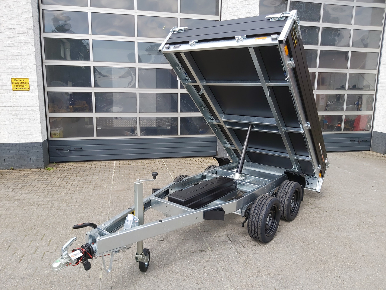 Saris Kipper K1 276 150 2000 2 E 276x150x30cm Elektro black Edition 13" 2000kg - Kiper prikolica: slika Saris Kipper K1 276 150 2000 2 E 276x150x30cm Elektro black Edition 13" 2000kg - Kiper prikolica Saris Kipper K1 276 150 2000 2 E 276x150x30cm Elektro black Edition 13" 2000kg - Kiper prikolica: slika Saris Kipper K1 276 150 2000 2 E 276x150x30cm Elektro black Edition 13" 2000kg - Kiper prikolica
