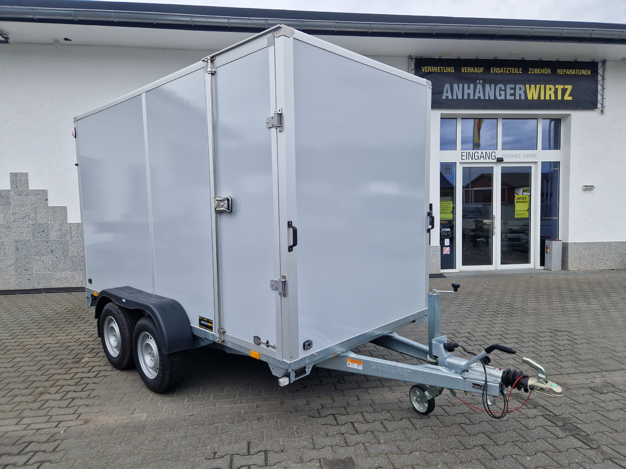Saris Koffer GO 356 169 200 2700 2 356x169x200cm Hecktüren Seitentür grau GFK (L) 2700kg - Prikolica sa zatvorenim sandukom: slika Saris Koffer GO 356 169 200 2700 2 356x169x200cm Hecktüren Seitentür grau GFK (L) 2700kg - Prikolica sa zatvorenim sandukom Saris Koffer GO 356 169 200 2700 2 356x169x200cm Hecktüren Seitentür grau GFK (L) 2700kg - Prikolica sa zatvorenim sandukom: slika Saris Koffer GO 356 169 200 2700 2 356x169x200cm Hecktüren Seitentür grau GFK (L) 2700kg - Prikolica sa zatvorenim sandukom