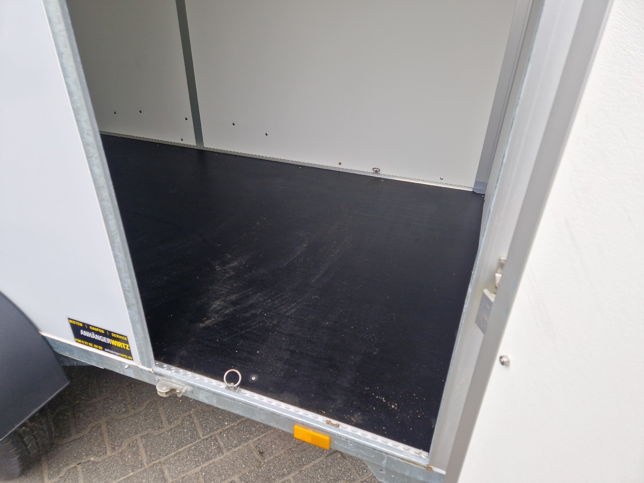 Saris Koffer GO 356 169 200 2700 2 356x169x200cm Hecktüren Seitentür grau GFK (L) 2700kg - Prikolica sa zatvorenim sandukom: slika Saris Koffer GO 356 169 200 2700 2 356x169x200cm Hecktüren Seitentür grau GFK (L) 2700kg - Prikolica sa zatvorenim sandukom Saris Koffer GO 356 169 200 2700 2 356x169x200cm Hecktüren Seitentür grau GFK (L) 2700kg - Prikolica sa zatvorenim sandukom: slika Saris Koffer GO 356 169 200 2700 2 356x169x200cm Hecktüren Seitentür grau GFK (L) 2700kg - Prikolica sa zatvorenim sandukom