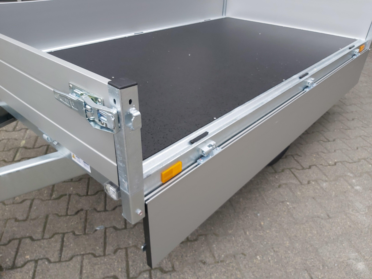 Saris PL 256 150 1500 1 256x150x30cm 13" 1500kg Modell 2024 - Auto prikolica: slika Saris PL 256 150 1500 1 256x150x30cm 13" 1500kg Modell 2024 - Auto prikolica Saris PL 256 150 1500 1 256x150x30cm 13" 1500kg Modell 2024 - Auto prikolica: slika Saris PL 256 150 1500 1 256x150x30cm 13" 1500kg Modell 2024 - Auto prikolica