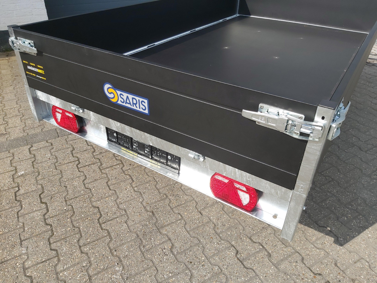 Saris PL306 170 2700 2 306x170x30cm black Edition LED Beleuchtung H Gestell 13" (M) 2700kg - Prikolica plato/ Otvoreni sanduk: slika Saris PL306 170 2700 2 306x170x30cm black Edition LED Beleuchtung H Gestell 13" (M) 2700kg - Prikolica plato/ Otvoreni sanduk Saris PL306 170 2700 2 306x170x30cm black Edition LED Beleuchtung H Gestell 13" (M) 2700kg - Prikolica plato/ Otvoreni sanduk: slika Saris PL306 170 2700 2 306x170x30cm black Edition LED Beleuchtung H Gestell 13" (M) 2700kg - Prikolica plato/ Otvoreni sanduk