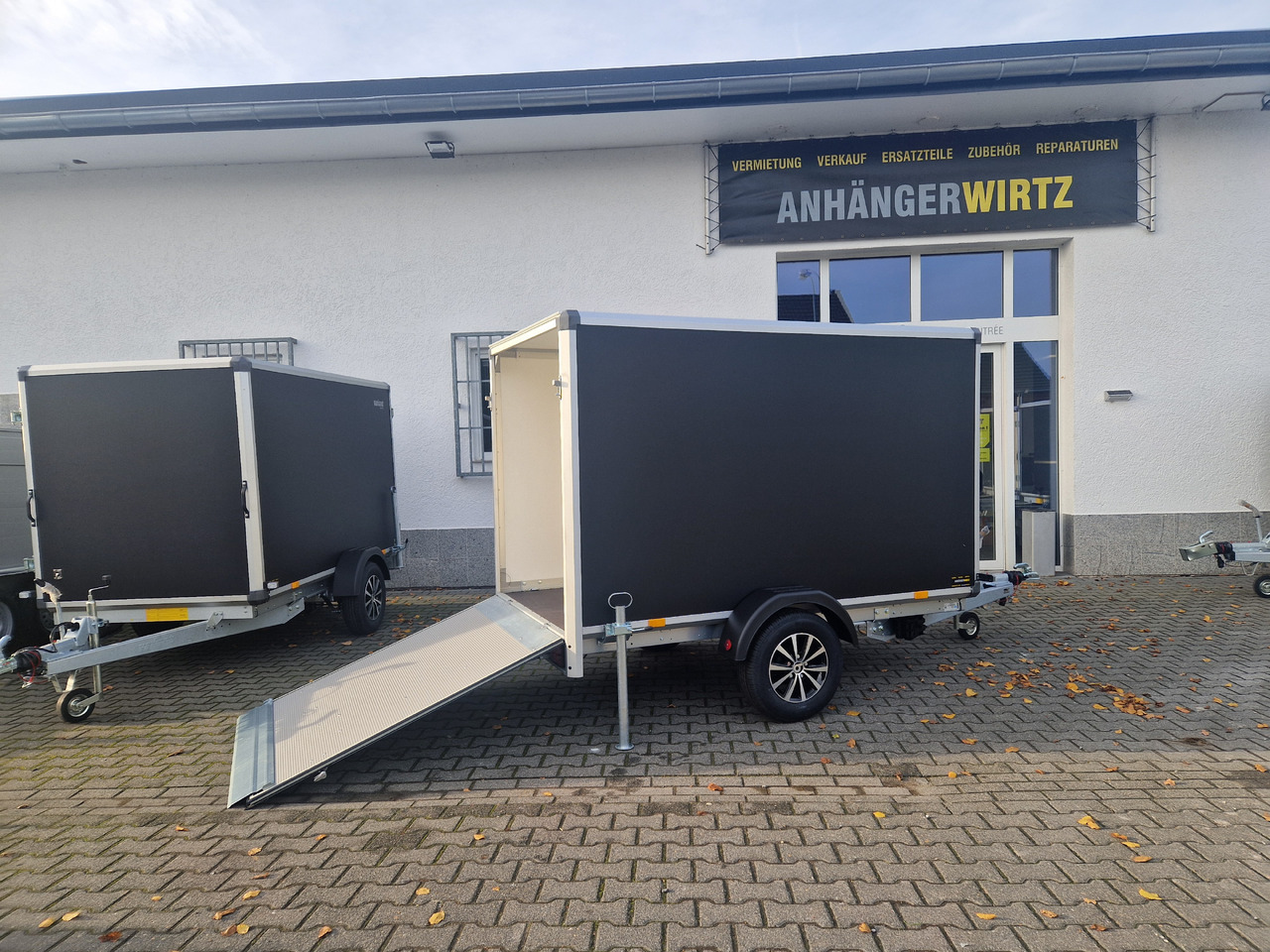 Variant C1315 C2 Edition black 258x148x157cm Alufelgen Heckrampe 1350kg 100km/H black deal - Prikolica za motocikl: slika Variant C1315 C2 Edition black 258x148x157cm Alufelgen Heckrampe 1350kg 100km/H black deal - Prikolica za motocikl Variant C1315 C2 Edition black 258x148x157cm Alufelgen Heckrampe 1350kg 100km/H black deal - Prikolica za motocikl: slika Variant C1315 C2 Edition black 258x148x157cm Alufelgen Heckrampe 1350kg 100km/H black deal - Prikolica za motocikl