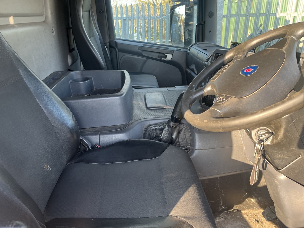 Scania P230 4x2 Curtain side - Kamion s ceradom: slika Scania P230 4x2 Curtain side - Kamion s ceradom Scania P230 4x2 Curtain side - Kamion s ceradom: slika Scania P230 4x2 Curtain side - Kamion s ceradom