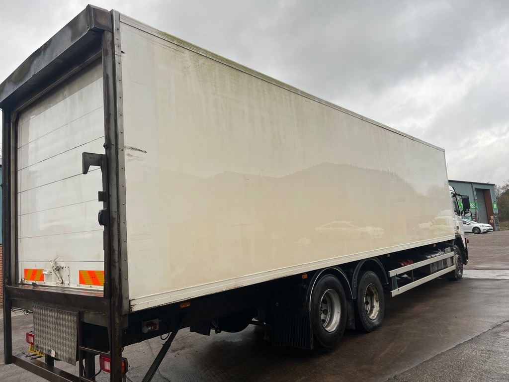 Volvo FM9 300 Euro 4 - Dostavno vozilo sa zatvorenim sandukom: slika Volvo FM9 300 Euro 4 - Dostavno vozilo sa zatvorenim sandukom Volvo FM9 300 Euro 4 - Dostavno vozilo sa zatvorenim sandukom: slika Volvo FM9 300 Euro 4 - Dostavno vozilo sa zatvorenim sandukom