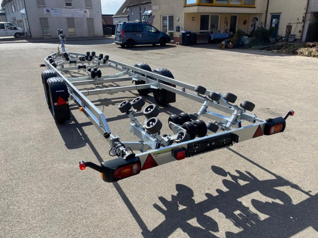 Novi Prikolica za plovila Brenderup Brenderup Premium Bootsanhänger 303500TB SRX mit Superrollen, 3,5 to. 8,7m/ 30 Fuß: slika Novi Prikolica za plovila Brenderup Brenderup Premium Bootsanhänger 303500TB SRX mit Superrollen, 3,5 to. 8,7m/ 30 Fuß Novi Prikolica za plovila Brenderup Brenderup Premium Bootsanhänger 303500TB SRX mit Superrollen, 3,5 to. 8,7m/ 30 Fuß: slika Novi Prikolica za plovila Brenderup Brenderup Premium Bootsanhänger 303500TB SRX mit Superrollen, 3,5 to. 8,7m/ 30 Fuß