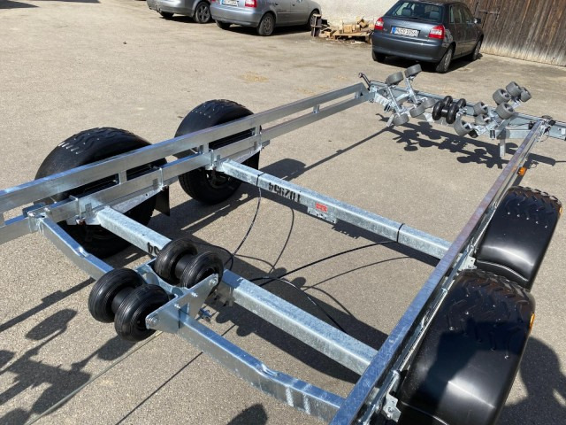 Novi Prikolica za plovila Brenderup Brenderup Premium Bootsanhänger 303500TB SRX mit Superrollen, 3,5 to. 8,7m/ 30 Fuß: slika Novi Prikolica za plovila Brenderup Brenderup Premium Bootsanhänger 303500TB SRX mit Superrollen, 3,5 to. 8,7m/ 30 Fuß Novi Prikolica za plovila Brenderup Brenderup Premium Bootsanhänger 303500TB SRX mit Superrollen, 3,5 to. 8,7m/ 30 Fuß: slika Novi Prikolica za plovila Brenderup Brenderup Premium Bootsanhänger 303500TB SRX mit Superrollen, 3,5 to. 8,7m/ 30 Fuß