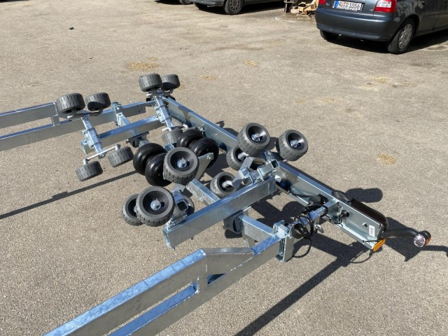 Novi Prikolica za plovila Brenderup Brenderup Premium Bootsanhänger 303500TB SRX mit Superrollen, 3,5 to. 8,7m/ 30 Fuß: slika Novi Prikolica za plovila Brenderup Brenderup Premium Bootsanhänger 303500TB SRX mit Superrollen, 3,5 to. 8,7m/ 30 Fuß Novi Prikolica za plovila Brenderup Brenderup Premium Bootsanhänger 303500TB SRX mit Superrollen, 3,5 to. 8,7m/ 30 Fuß: slika Novi Prikolica za plovila Brenderup Brenderup Premium Bootsanhänger 303500TB SRX mit Superrollen, 3,5 to. 8,7m/ 30 Fuß