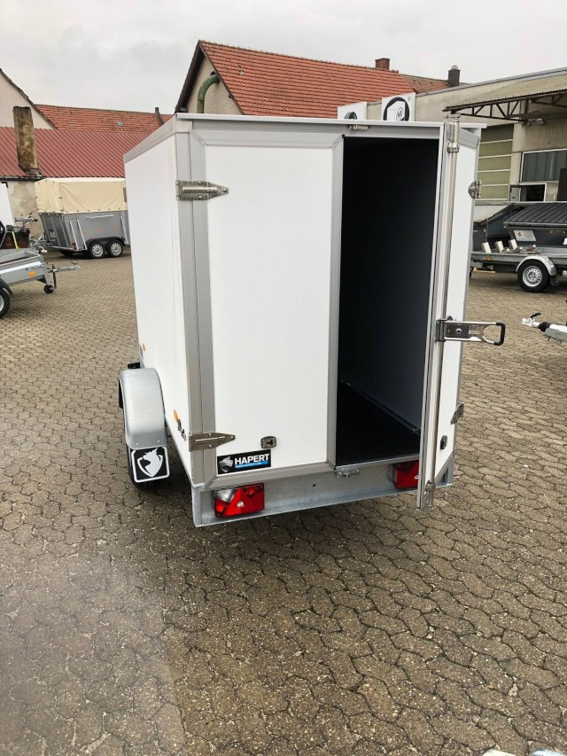 Hapert Sapphire L-1 250x130x150cm, ZG 1,35 to., Koffer Türe - Prikolica sa zatvorenim sandukom: slika Hapert Sapphire L-1 250x130x150cm, ZG 1,35 to., Koffer Türe - Prikolica sa zatvorenim sandukom Hapert Sapphire L-1 250x130x150cm, ZG 1,35 to., Koffer Türe - Prikolica sa zatvorenim sandukom: slika Hapert Sapphire L-1 250x130x150cm, ZG 1,35 to., Koffer Türe - Prikolica sa zatvorenim sandukom