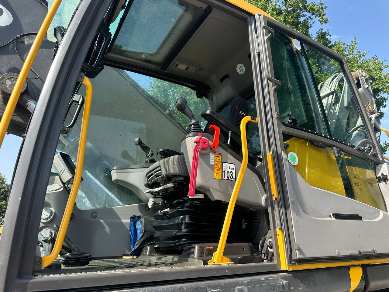 VOLVO EW210D Greifer - Bager: slika VOLVO EW210D Greifer - Bager VOLVO EW210D Greifer - Bager: slika VOLVO EW210D Greifer - Bager