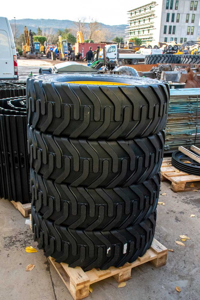Bandenmarkt 315/70R22.5 - Kompletan kotač za Bager: slika Bandenmarkt 315/70R22.5 - Kompletan kotač za Bager Bandenmarkt 315/70R22.5 - Kompletan kotač za Bager: slika Bandenmarkt 315/70R22.5 - Kompletan kotač za Bager