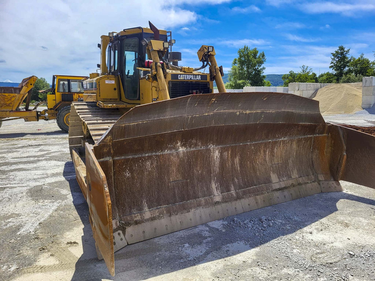 Buldožer CATERPILLAR D6R: slika Buldožer CATERPILLAR D6R