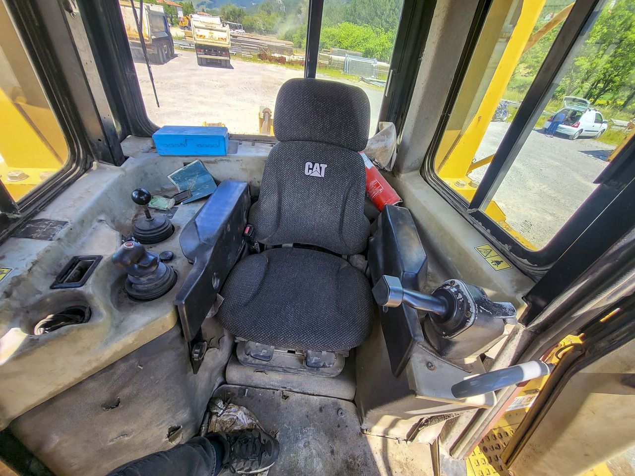 Buldožer CATERPILLAR D6R: slika Buldožer CATERPILLAR D6R