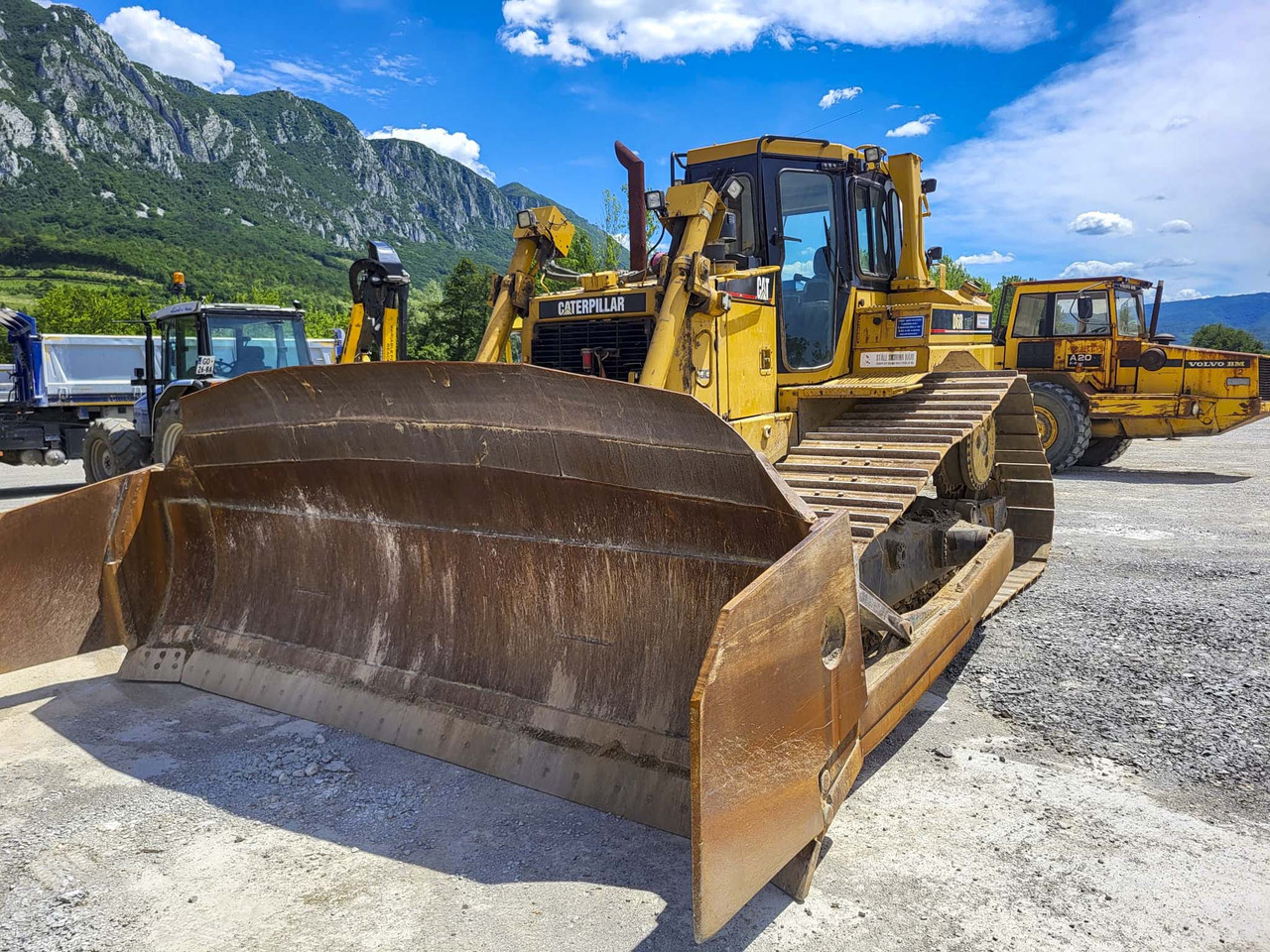 Buldožer CATERPILLAR D6R: slika Buldožer CATERPILLAR D6R