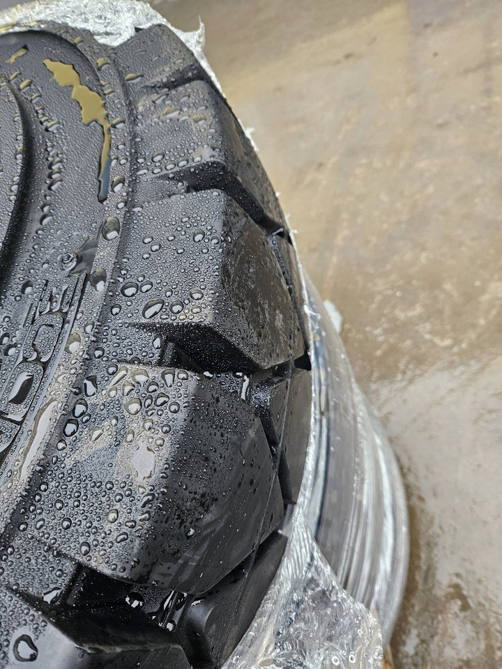 SOLID tires - Kompletan kotač za Bager na kotačima: slika SOLID tires - Kompletan kotač za Bager na kotačima SOLID tires - Kompletan kotač za Bager na kotačima: slika SOLID tires - Kompletan kotač za Bager na kotačima
