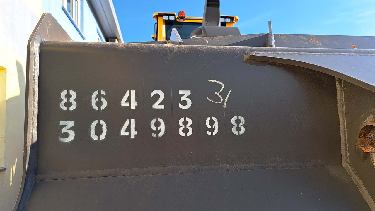 VOLVO 2500 mm for 12-15 ton wheel loaders - Utovarna korpa: slika VOLVO 2500 mm for 12-15 ton wheel loaders - Utovarna korpa VOLVO 2500 mm for 12-15 ton wheel loaders - Utovarna korpa: slika VOLVO 2500 mm for 12-15 ton wheel loaders - Utovarna korpa