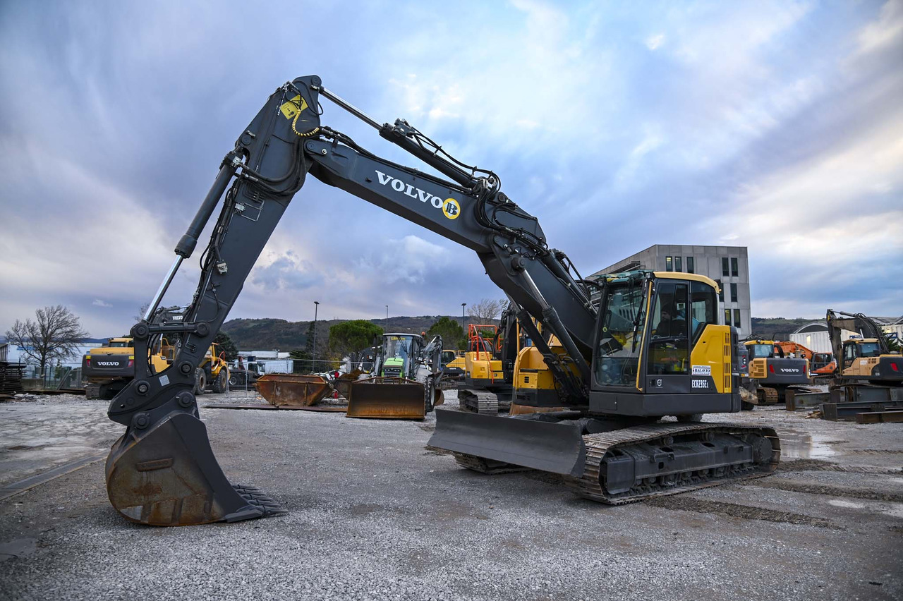 VOLVO ECR235EL - Bager gusjeničar: slika VOLVO ECR235EL - Bager gusjeničar VOLVO ECR235EL - Bager gusjeničar: slika VOLVO ECR235EL - Bager gusjeničar