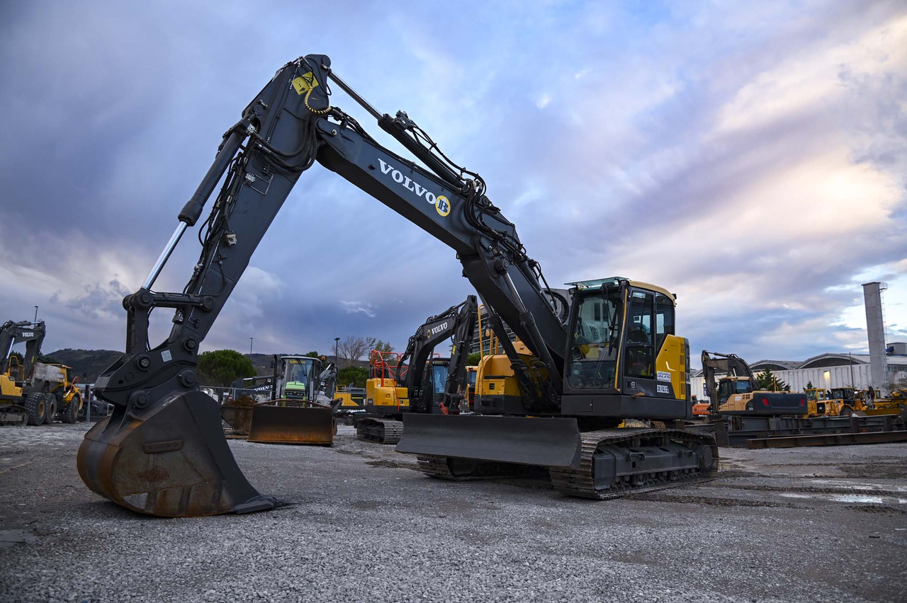 VOLVO ECR235EL - Bager gusjeničar: slika VOLVO ECR235EL - Bager gusjeničar VOLVO ECR235EL - Bager gusjeničar: slika VOLVO ECR235EL - Bager gusjeničar