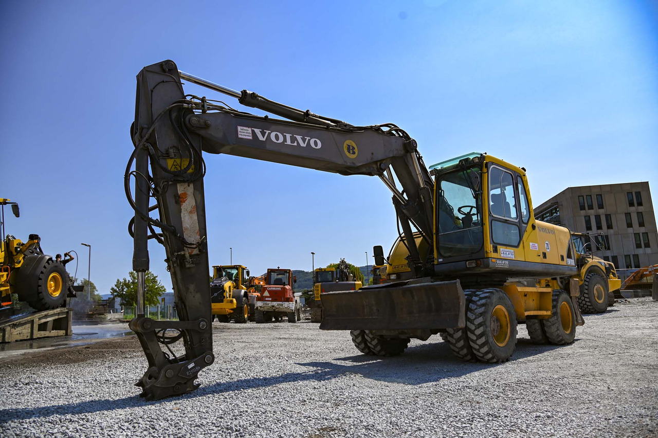 VOLVO EW180B - Bager na kotačima: slika VOLVO EW180B - Bager na kotačima VOLVO EW180B - Bager na kotačima: slika VOLVO EW180B - Bager na kotačima