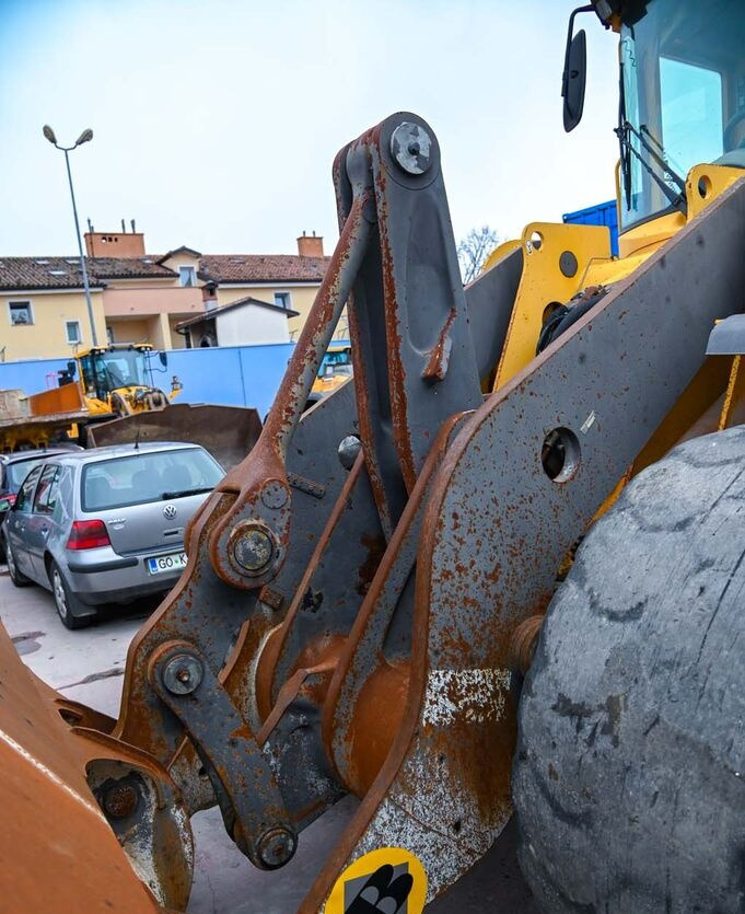 Volvo L110E - Utovarivač na kotačima: slika Volvo L110E - Utovarivač na kotačima Volvo L110E - Utovarivač na kotačima: slika Volvo L110E - Utovarivač na kotačima