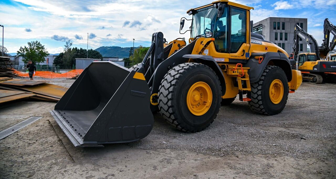 Volvo L110H - Utovarivač na kotačima: slika Volvo L110H - Utovarivač na kotačima Volvo L110H - Utovarivač na kotačima: slika Volvo L110H - Utovarivač na kotačima